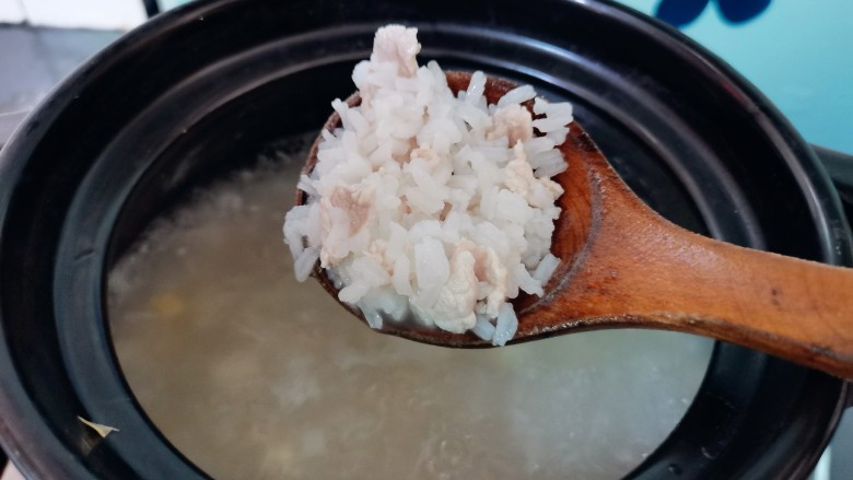 砂锅版“芦笋肉片粥”,中小火慢慢炖煮至熟了即可