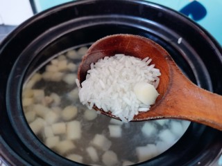 砂锅版“芦笋肉片粥”,清洗好的大米