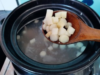 砂锅版“芦笋肉片粥”,砂锅适量的水烧开，水开后放入芦笋