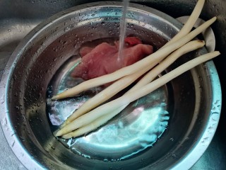 砂锅版“芦笋肉片粥”,猪肉，芦笋洗净