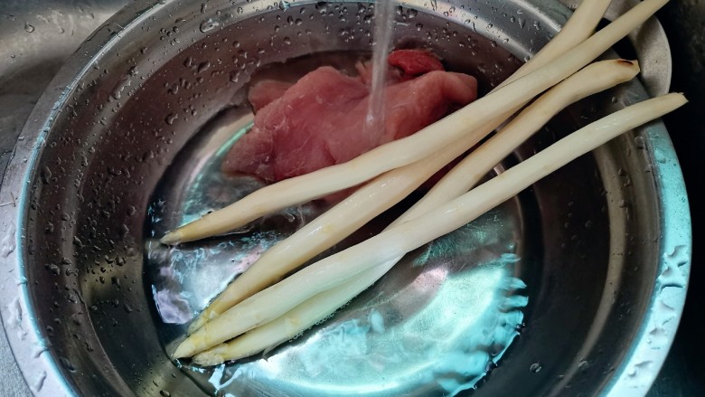 砂锅版“芦笋肉片粥”,猪肉，芦笋洗净