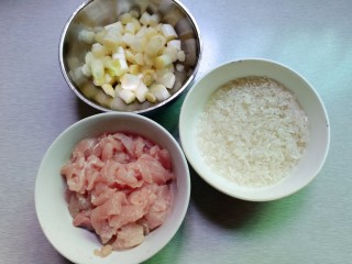 砂锅版“芦笋肉片粥”,大米淘洗好，猪肉切薄片，芦笋切丁