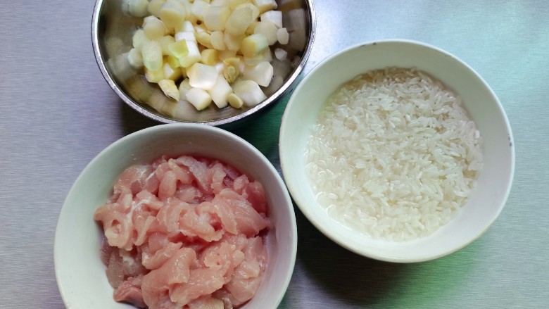 砂锅版“芦笋肉片粥”,大米淘洗好，猪肉切薄片，芦笋切丁
