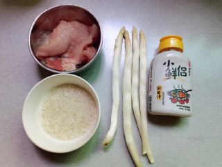 砂锅版“芦笋肉片粥”,原料：白芦笋，猪肉，大米