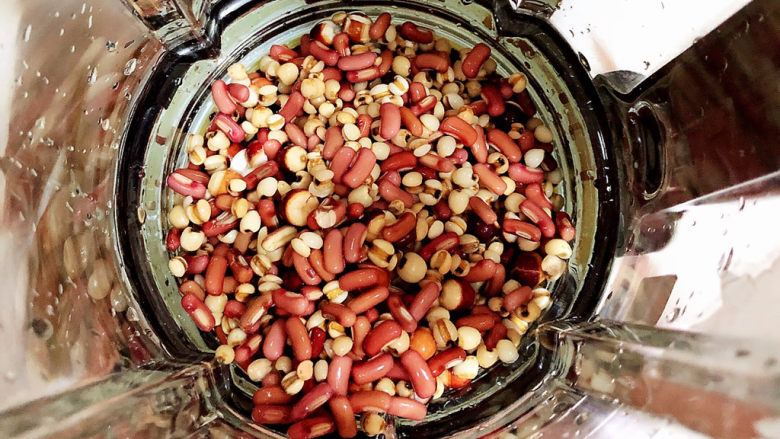 红豆薏米糊,将豆子放入破壁机中。