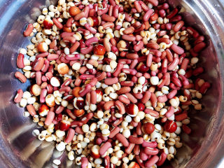 红豆薏米糊,泡好的豆子，洗干净待用。