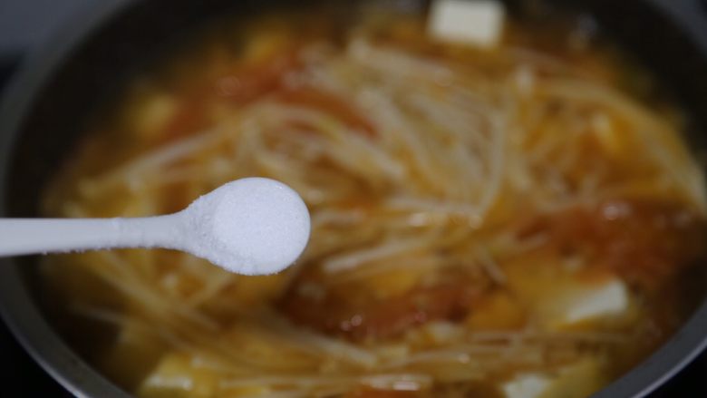金针菇豆腐汤,再加入少许盐