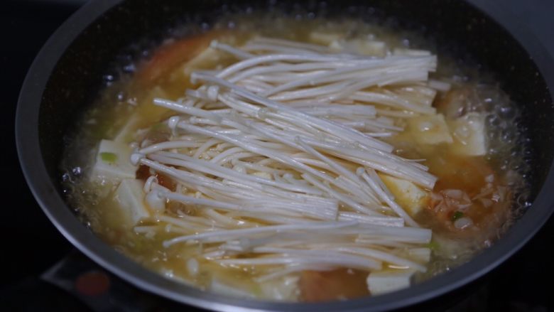金針菇豆腐湯,再放入金針菇煮至軟熟