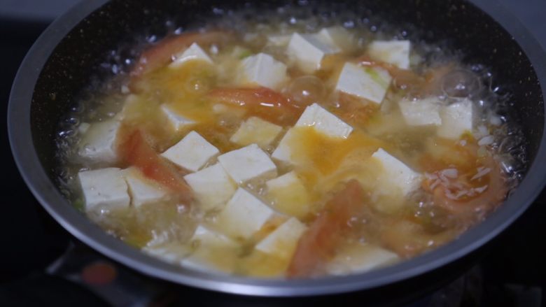 金針菇豆腐湯,大火煮開後繼續煮約5分鐘