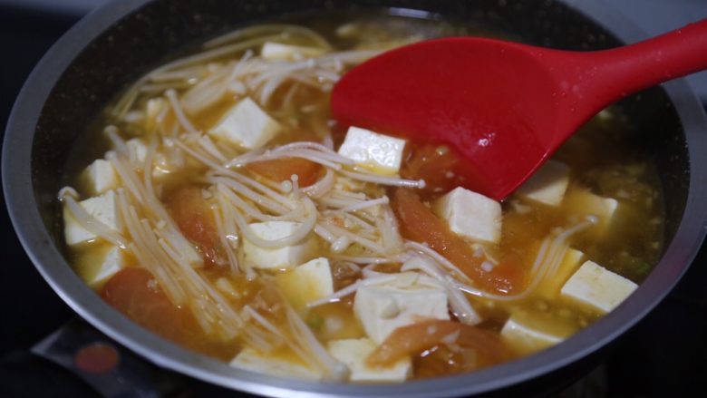金针菇豆腐汤,翻拌均匀