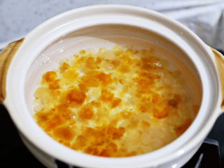 桃胶皂角米雪燕羹,将桃胶、皂角米放入砂锅中，加入水