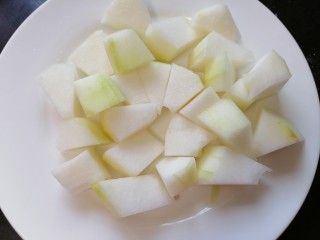 冬瓜薏米汤,将冬瓜切成均匀的块状