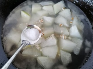 冬瓜薏米汤,煮一会之后加入一勺盐调味