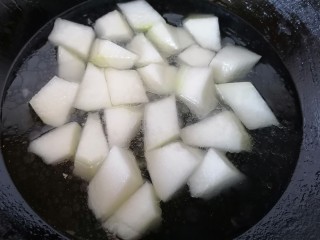 冬瓜薏米汤,翻炒片刻后加入适量水