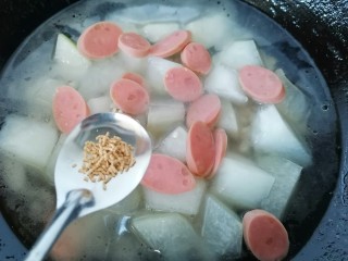 冬瓜薏米汤,放入火腿肠一起煮加少许鸡精提鲜