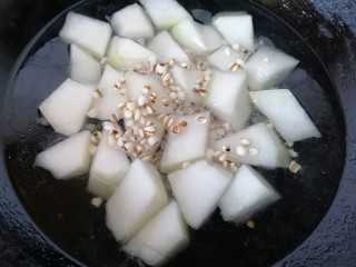 冬瓜薏米汤,放入薏米一起煮