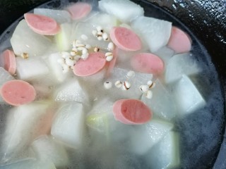 冬瓜薏米汤,煮至冬瓜软烂汤浓稠即可出锅
