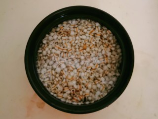 冬瓜薏米汤,薏米清洗干净，用清水浸泡2个小时。