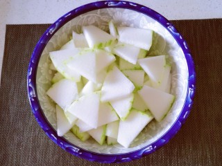 冬瓜薏米汤,切片备用。