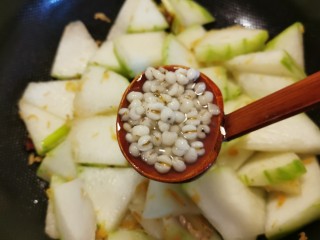 冬瓜薏米汤,倒入煮好的薏米汤。
