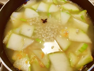 冬瓜薏米汤,大火烧开转中小火煮。