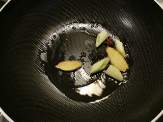 冬瓜薏米汤,起油锅，放入食用油，油热后放入八角、姜片、葱段炒香。