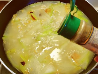 冬瓜薏米汤,放入胡椒粉增香。