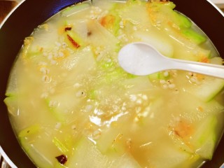 冬瓜薏米汤,冬瓜煮熟后放入盐调味。