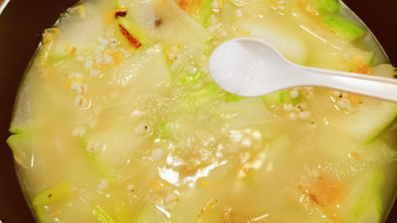 冬瓜薏米汤,冬瓜煮熟后放入盐调味。