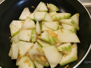 冬瓜薏米汤,炒制3分钟