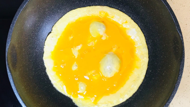 卷心菜炒蛋,倒入鸡蛋液，转慢火煎至金黄色