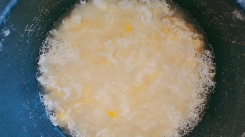 紫薯银耳粥,煮至水开后加入银耳，继续盖上盖子煮