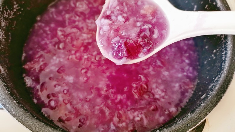 紫薯银耳粥,等到米煮开花后，再把调好的藕粉倒入粥里，搅拌均匀