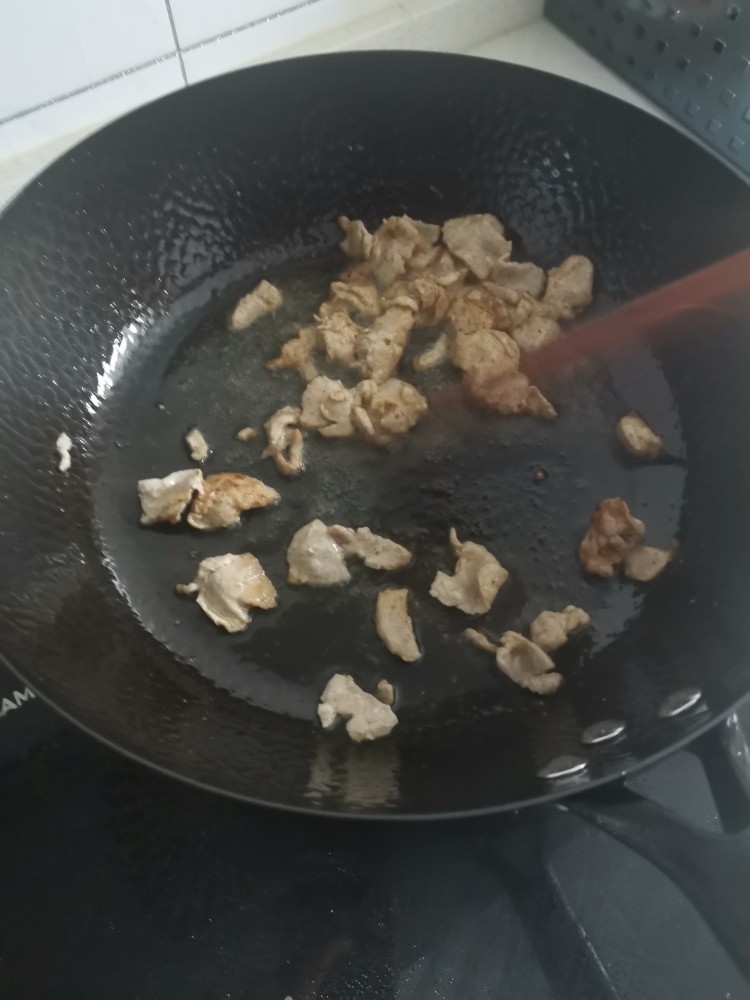 蒜苔炒肉,油热加入肉