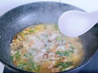 金针菇豆腐汤,将液体淀粉倒入汤锅中，大火煮1分钟即可关火。