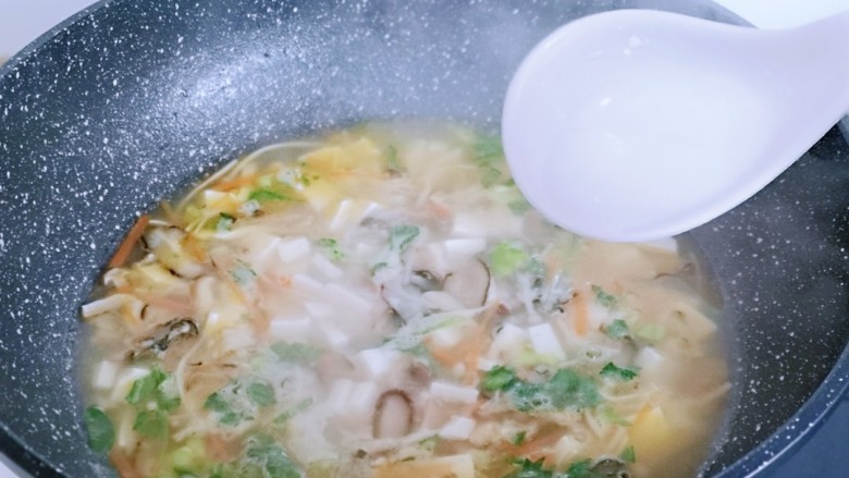 金针菇豆腐汤,将液体淀粉倒入汤锅中，大火煮1分钟即可关火。