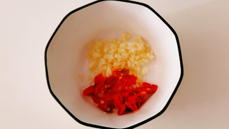 黄瓜拌腐竹,<a style='color:red;display:inline-block;' href='/shicai/ 803'>剁椒</a>和蒜碎一起放入碗中。