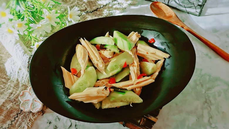 黄瓜拌腐竹,装盘食用。