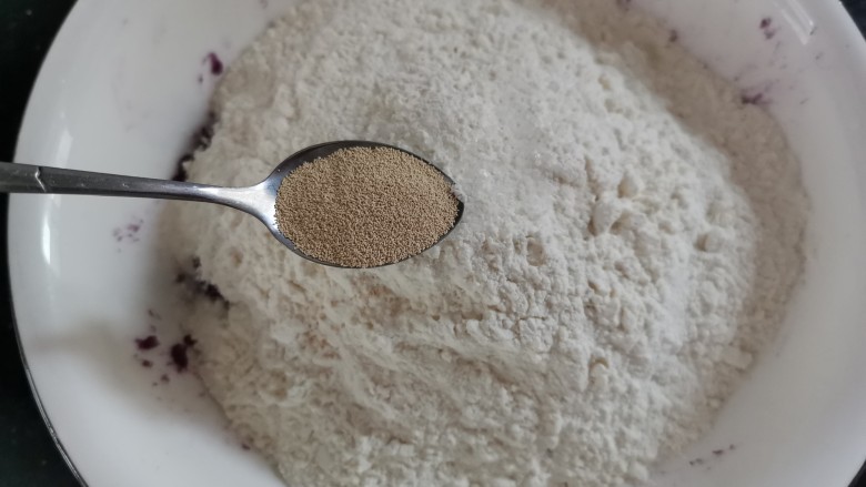 紫薯小馒头,加入酵母粉