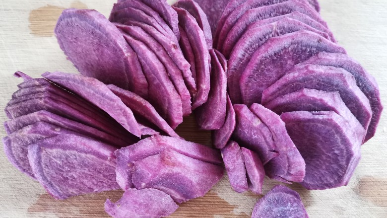 紫薯小馒头,切成薄片