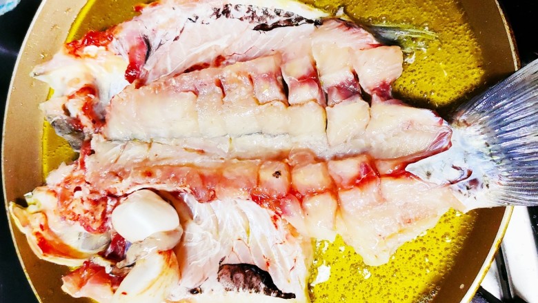 香煎鲫鱼水煮虾,锅中倒油，油热后放入鲫鱼，小火慢煎