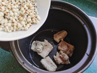 冬瓜薏米汤,砂锅放入排骨和薏米。