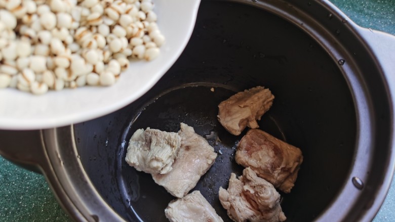 冬瓜薏米汤,砂锅放入排骨和薏米。