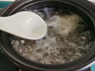 冬瓜薏米汤,大火煮开，撇去浮沫，改小火慢炖。