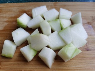 冬瓜薏米汤,切成块状。