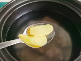冬瓜薏米汤,加入姜片。