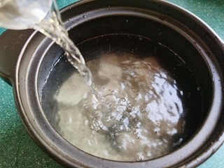 冬瓜薏米汤,倒入足量的水，水要一次性加足。