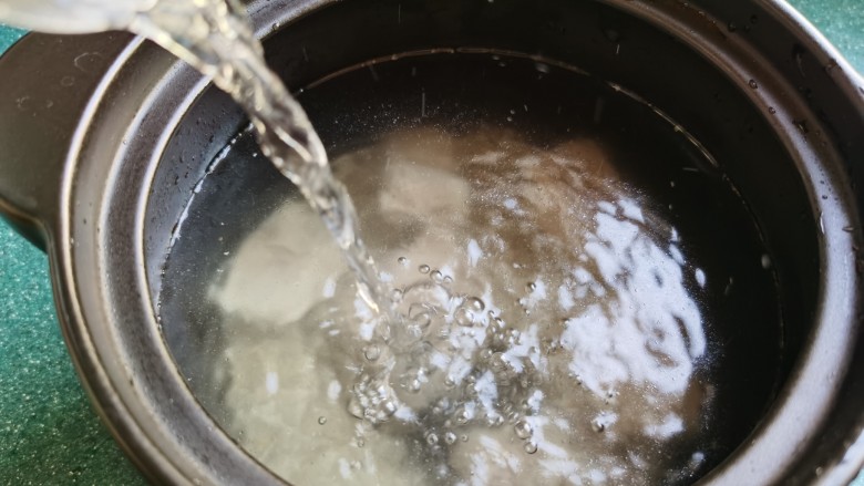 冬瓜薏米汤,倒入足量的水，水要一次性加足。