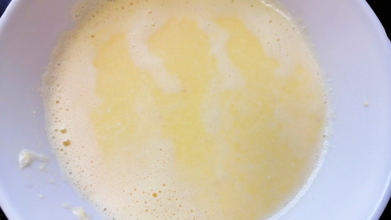 黄金玉米饼,用榨汁机将玉米粒加水打成糊状