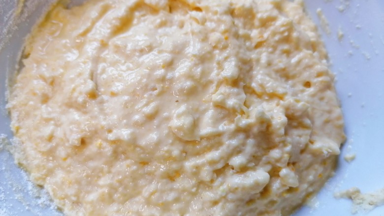 黄金玉米饼,将面粉糊搅拌均匀